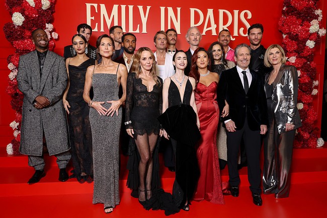 Acara pemutaran perdana serial Emily in Paris musim ke-5 digelar di Paris, Prancis, pada Senin (15/12/2025). Para bintangnya pun memberikan gaya terbaik di karpet merah. (Foto: Pascal Le Segretain/Getty Images)