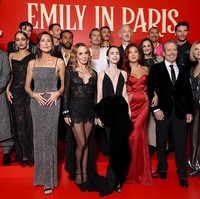 Acara pemutaran perdana serial Emily in Paris musim ke-5 digelar di Paris, Prancis, pada Senin (15/12/2025). Para bintangnya pun memberikan gaya terbaik di karpet merah. (Foto: Pascal Le Segretain/Getty Images)