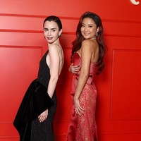 Kebersamaan Lily Collins dan Ashley Park, yang berperan sebagai sahabat dalam serial, juga mencuri perhatian. Keduanya terlihat akrab dan penuh tawa saat berpose bersama, menambah suasana hangat di acara tersebut. (Foto: Pascal Le Segretain/Getty Images)