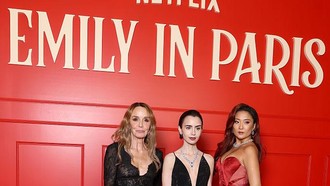 Foto: Adu Gaya Para Bintang di Karpet Merah Emily in Paris Season 5