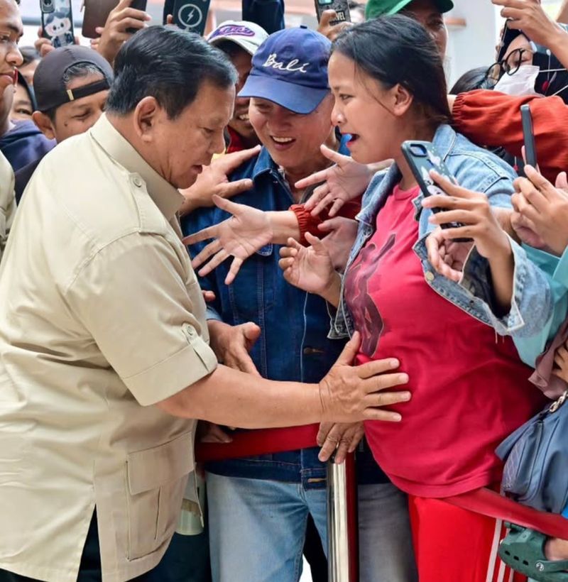 Presiden Prabowo Subianto sempat ke RSUD Kota untuk menjenguk korban tertabrak mobil MBG di SDN 01 Kalibaru. Prabowo sempat diminta ibu hamil mengelus perutnya. (Dok. IG Sekretariat Kabinet) Presiden Prabowo Subianto sempat ke RSUD Kota untuk menjenguk korban tertabrak mobil MBG di SDN 01 Kalibaru. Prabowo sempat diminta ibu hamil mengelus perutnya. (Dok. IG Sekretariat Kabinet)