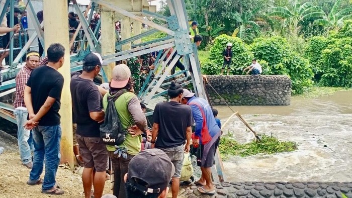 Pria di Pinrang Hilang Usai Terjatuh di Jembatan Bendungan Tiroang