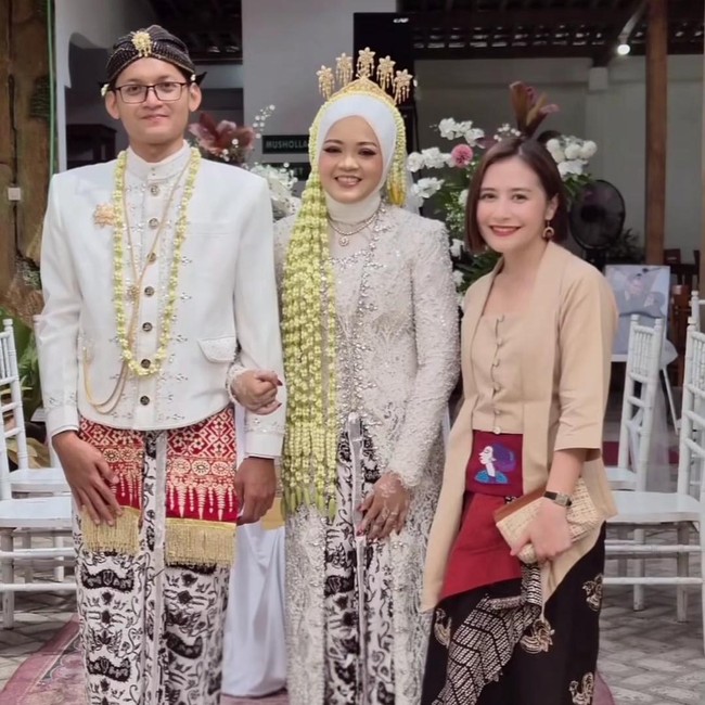 Momen Prilly Latuconsina Kasih Surprise Datangi Nikahan Salah Satu Fans di Yogya