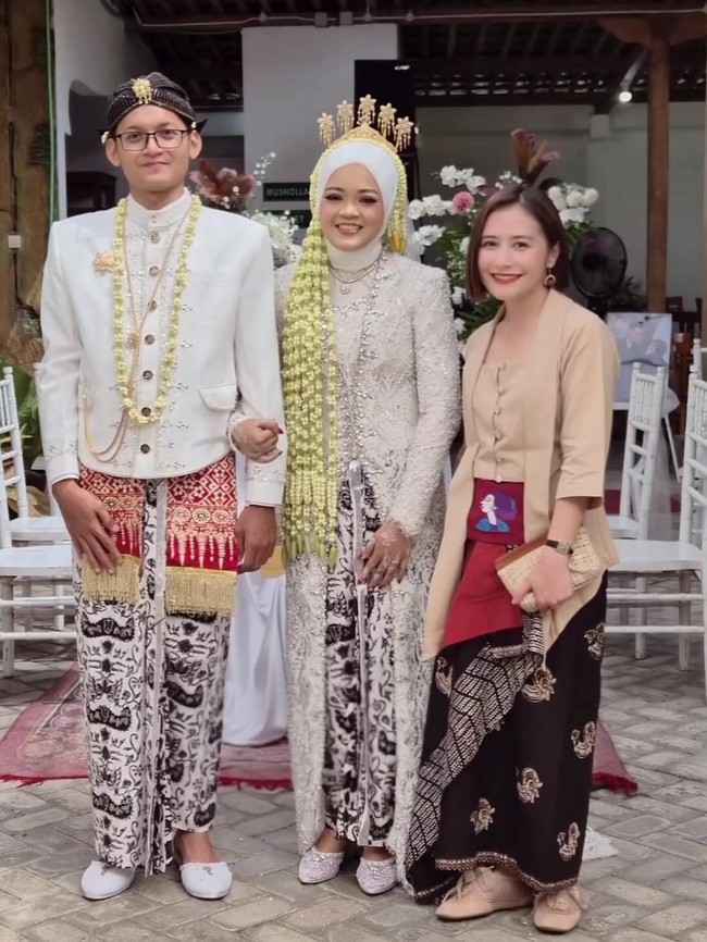 Momen Prilly Latuconsina Kasih Surprise Datangi Nikahan Salah Satu Fans di Yogya