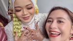 Momen Prilly Latuconsina Kasih Surprise Datangi Nikahan Salah Satu Fans di Yogya