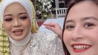 Prilly menggoda Mifta ingin mencuri salah satu ronce melati di kondenya. Foto: Instagram @prillylatuconsina96