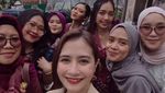 Momen Prilly Latuconsina Kasih Surprise Datangi Nikahan Salah Satu Fans di Yogya