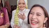 Sesampainya di lokasi akad nikah, Prilly berhasil bikin calon pengantin perempuan kaget. Foto: Instagram @prillylatuconsina96