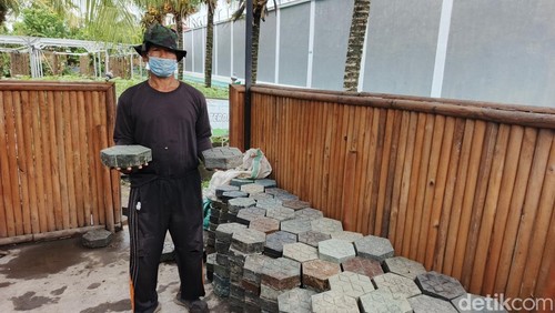Produk paving block berbahan sampah plastik dari warga binaan Rutan Kelas IIB Negara, Selasa (16/12/2025). (Foto: I Putu Adi Budiastrawan/detikBali)
