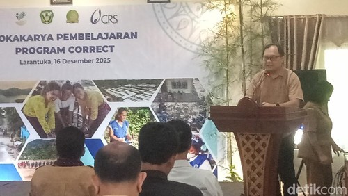 Program Manager PAR IV CORRECT Program CRS Indonesia, Helmi Hamid, saat lokakarya di Flores Timur, NTT, Selasa (16/12/2025).