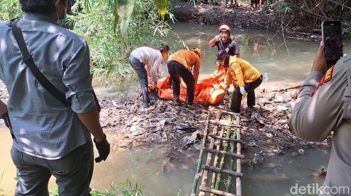 Pria Tanpa Identitas Ditemukan Membusuk di Sungai Kedungpane Cirebon