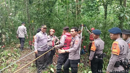 Proses evakuasi seorang siswi SMP yang hendak melakukan percobaan binuh diri di Jembatan Tukad Nongkong, Petang, Badung, Selasa (16/12/2025)(dok. Polres Badung)