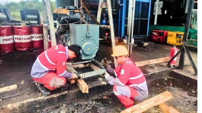 Proses pemasangan fondasi untuk pembangkit listrik pengganti di Long Layu, Kecamatan Krayan Selatan, Kabupaten Nunukan.