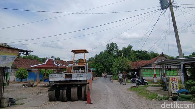 Kondisi proyek peningkatan ruas jalan Plosorejo-Sembungin Kecamatan Banjarejo, Blora tidak ada pengerjaan dilakukan.