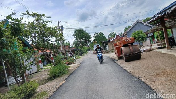 Kondisi proyek peningkatan ruas jalan Plosorejo-Sembungin Kecamatan Banjarejo, Blora tidak ada pengerjaan dilakukan.