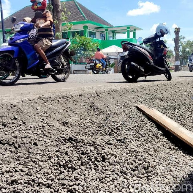 Pembangunan Jalan Baru di Kepanjen Malang yang Lebih Tinggi Dari Pemukiman