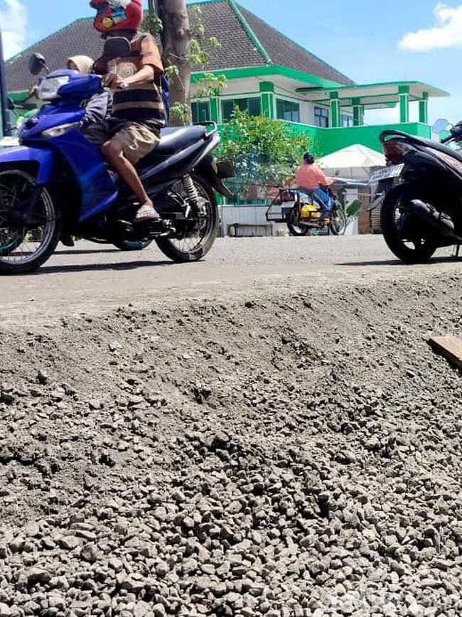 Pembangunan Jalan Baru di Kepanjen Malang yang Lebih Tinggi Dari Pemukiman
