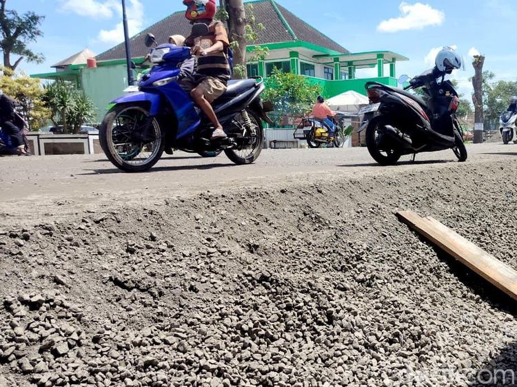Pembangunan Jalan Baru di Kepanjen Malang yang Lebih Tinggi Dari Pemukiman