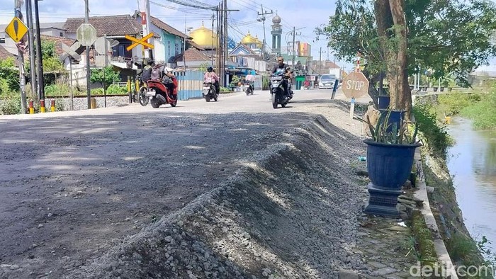 Proyek peninggian jalan di Kepanjen Malang