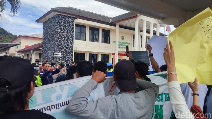 Massa Geruduk PN Lubuklinggau Minta Terdakwa Maling Sawit Dibebaskan