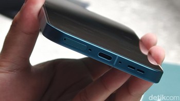 Bagian bawah HP ini terdapat speaker dan port USB-C. Foto: Adi Fida Rahman/detikINET