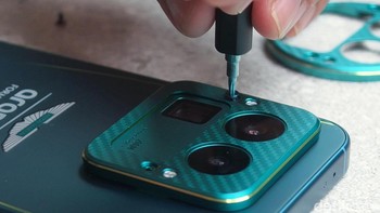 Realme menyiapkan obeng khusus untuk memudahkan bongkar pasang frame modul kamera.. Foto: Adi Fida Rahman/detikINET