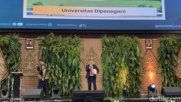 Rektor Universitas Diponegoro, Suharnomo, menerima penghargaan dalam UI GreenMetric World University Ranking 2025 di Muladi Dome Undip, Kota Semarang, Selasa (16/12/2025). Rektor Universitas Diponegoro, Suharnomo, menerima penghargaan dalam UI GreenMetric World University Ranking 2025 di Muladi Dome Undip, Kota Semarang, Selasa (16/12/2025).