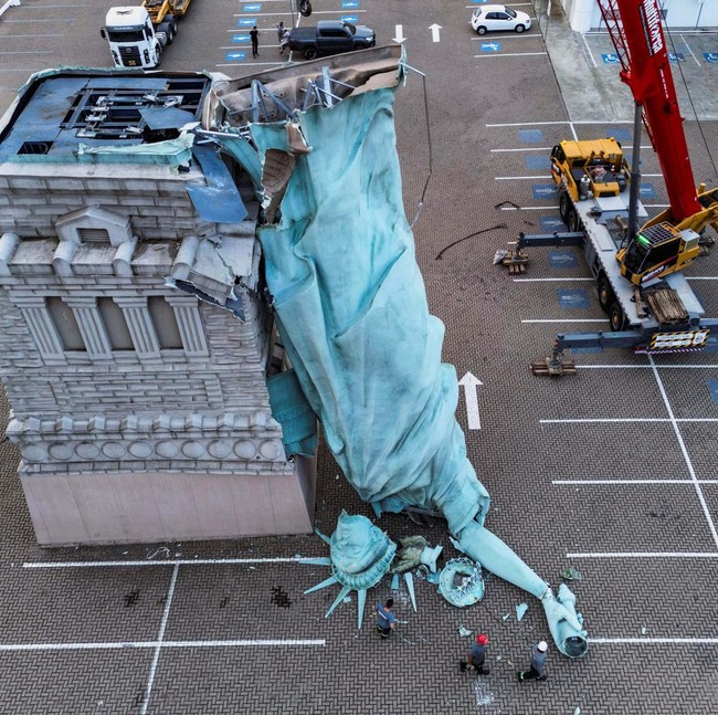 Replika Patung Liberty Brasil Parah Diterjang Angin