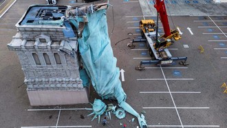 Patung Liberty Guaiba Roboh Dihajar Badai