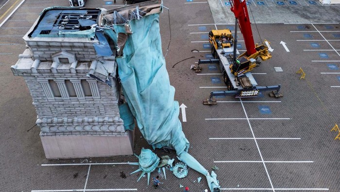 Patung Liberty Guaiba Roboh Dihajar Badai