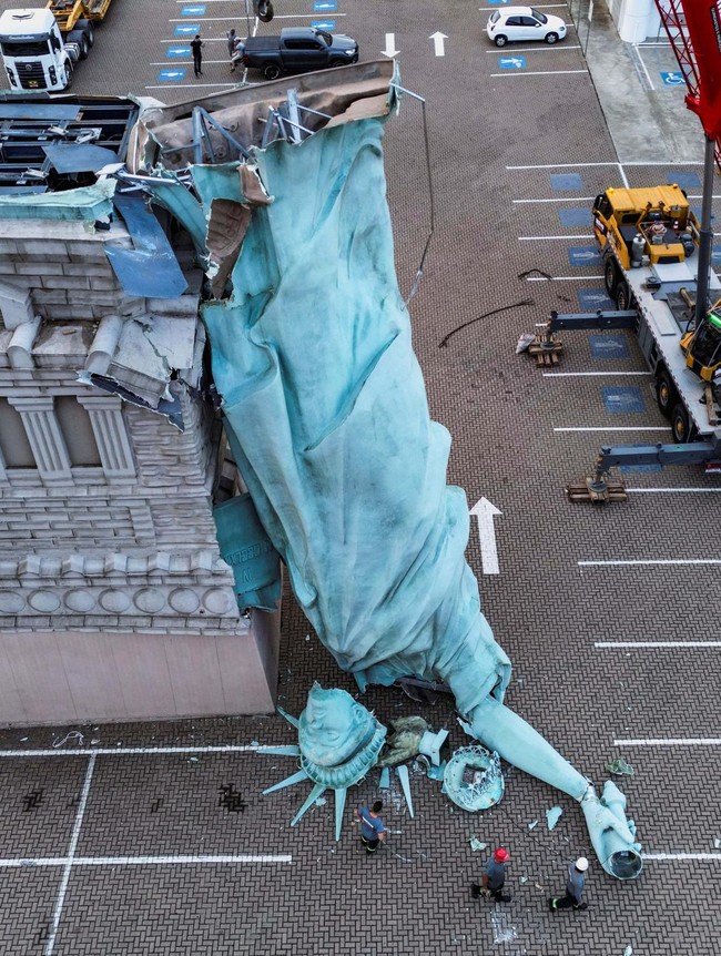 Replika Patung Liberty Brasil Parah Diterjang Angin