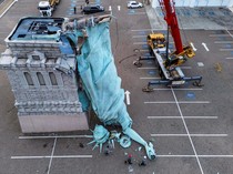 Replika Patung Liberty Brasil Patah Diterjang Angin