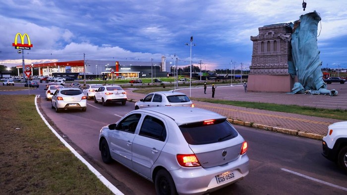 A replica of the Statue of Liberty, a symbol of Brazilian retailer Havan, lies toppled after strong winds struck the city of Guaiba, Brazil, December 15, 2025. REUTERS/Diego Vara     TPX IMAGES OF THE DAY