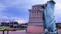 Struktur patung terlihat bengkok sebelum akhirnya tumbang ke tanah. REUTERS/Diego Vara