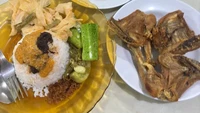 Rumah Makan Pondok Djaja ada di Jalan KH. Hasyim Ashari No.13B, Gambir. Rumah makan sejak 1969 ini didirikan oleh Sjoffian Chaedir. Banyak orang doyan ayam goreng di sini. Foto: HW/Google Image