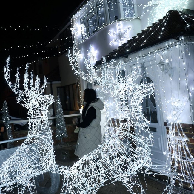 Rumah Bercahaya di Feltham Jadi Simbol Kepedulian Jelang Natal