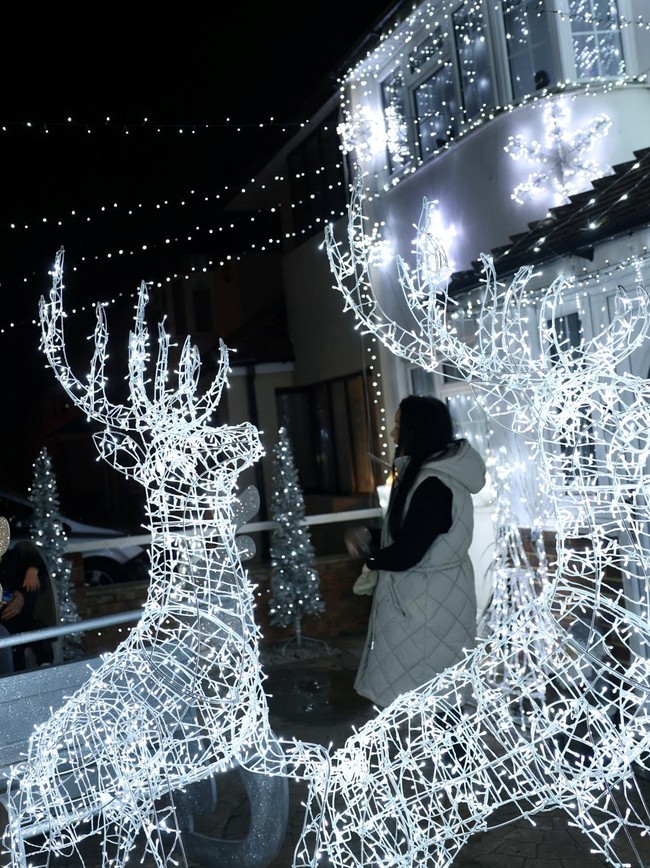 Rumah Bercahaya di Feltham Jadi Simbol Kepedulian Jelang Natal