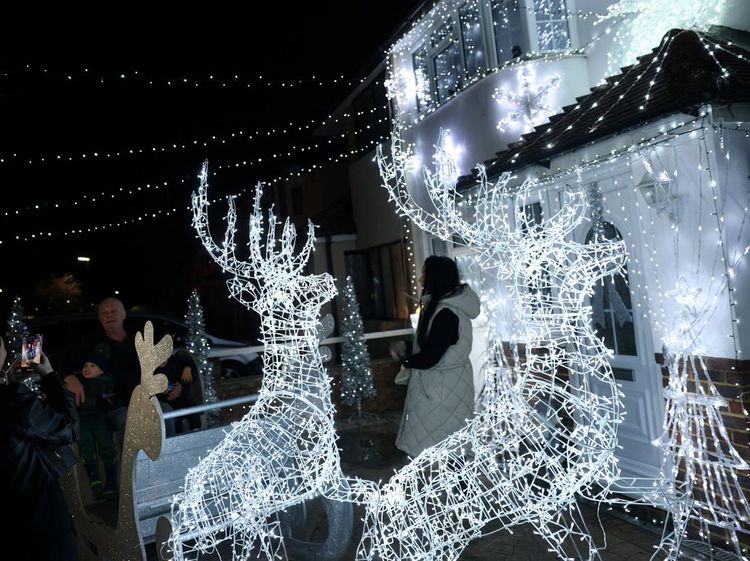 Rumah Bercahaya di Feltham Jadi Simbol Kepedulian Jelang Natal