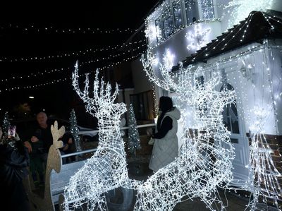 Rumah Bercahaya di Feltham Jadi Simbol Kepedulian Jelang Natal