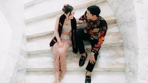 Sarah Menzel dan Azriel Hermansyah duduk berdampingan di tangga marmer, memancarkan momen wisuda yang hangat dan intimate. Foto: Instagram Sarah Menzel
