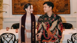 Tatap-tatapan Sarah dan Azriel di ruang makan klasik ini jadi potret sederhana tapi penuh makna di hari kelulusan. Foto: Instagram Sarah Menzel