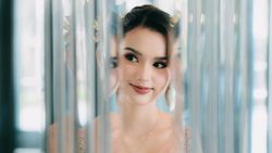 Sarah Menzel Tampil Paripurna saat Wisuda: Kebaya Bali-Gelar Ganda