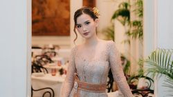 Sarah Menzel Tampil Paripurna saat Wisuda: Kebaya Bali-Gelar Ganda