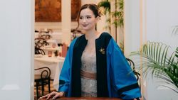 Sarah Menzel Tampil Paripurna saat Wisuda: Kebaya Bali-Gelar Ganda