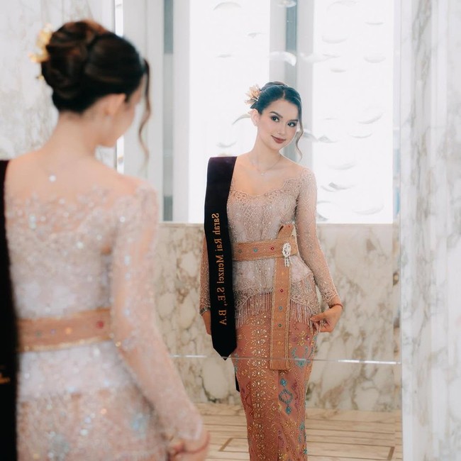 Sarah Menzel Tampil Paripurna saat Wisuda: Kebaya Bali-Gelar Ganda