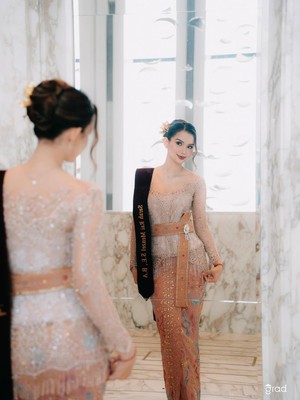 Sarah Menzel Tampil Paripurna saat Wisuda: Kebaya Bali-Gelar Ganda