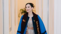 Sarah Menzel Tampil Paripurna saat Wisuda: Kebaya Bali-Gelar Ganda