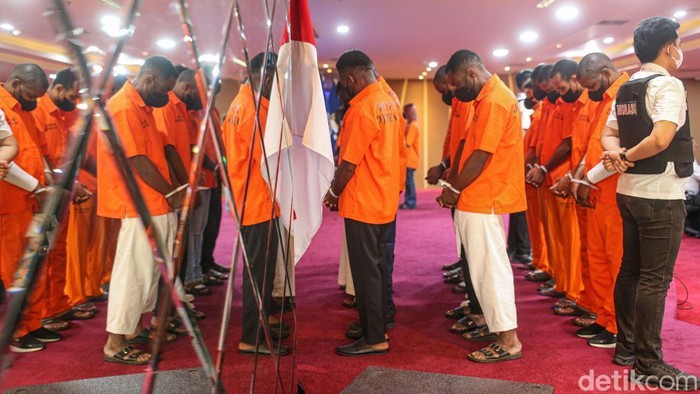 Sejumlah Warga Negara Asing (WNA) saat dihadirkan dalam konferensi pers di Gedung Ditjen Imigrasi, Selasa (16/12/2025). Direktorat Jenderal Imigrasi mengamankan 220 warga negara asing (WNA) yang diduga melakukan pelanggaran keimigrasian dalam Operasi Bumi Pura Sakti Wirawasti dan Operasi Wirawaspada Serentak yang digelar pada Desember 2025.