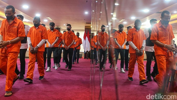 Sejumlah Warga Negara Asing (WNA) saat dihadirkan dalam konferensi pers di Gedung Ditjen Imigrasi, Selasa (16/12/2025). Direktorat Jenderal Imigrasi mengamankan 220 warga negara asing (WNA) yang diduga melakukan pelanggaran keimigrasian dalam Operasi Bumi Pura Sakti Wirawasti dan Operasi Wirawaspada Serentak yang digelar pada Desember 2025.