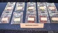 Barang bukti paspor para tersangka ditampilam saat acara tersebut berlangsung. Selain pengawasan umum, Imigrasi juga melakukan pengawasan ketat di tiga lokasi utama yang menjadi konsentrasi kegiatan orang asing di sektor pertambangan dan industri. Pemeriksaan dan pengawasan secara ketat itu dilakukan di Pelabuhan JT Fatufian dan Bandara Khusus PT IMIB yang telah melalui standar operasional prosedur atau SOP bersama instansi karantina dan bea juga atau yang sering disebut dengan CIQ.